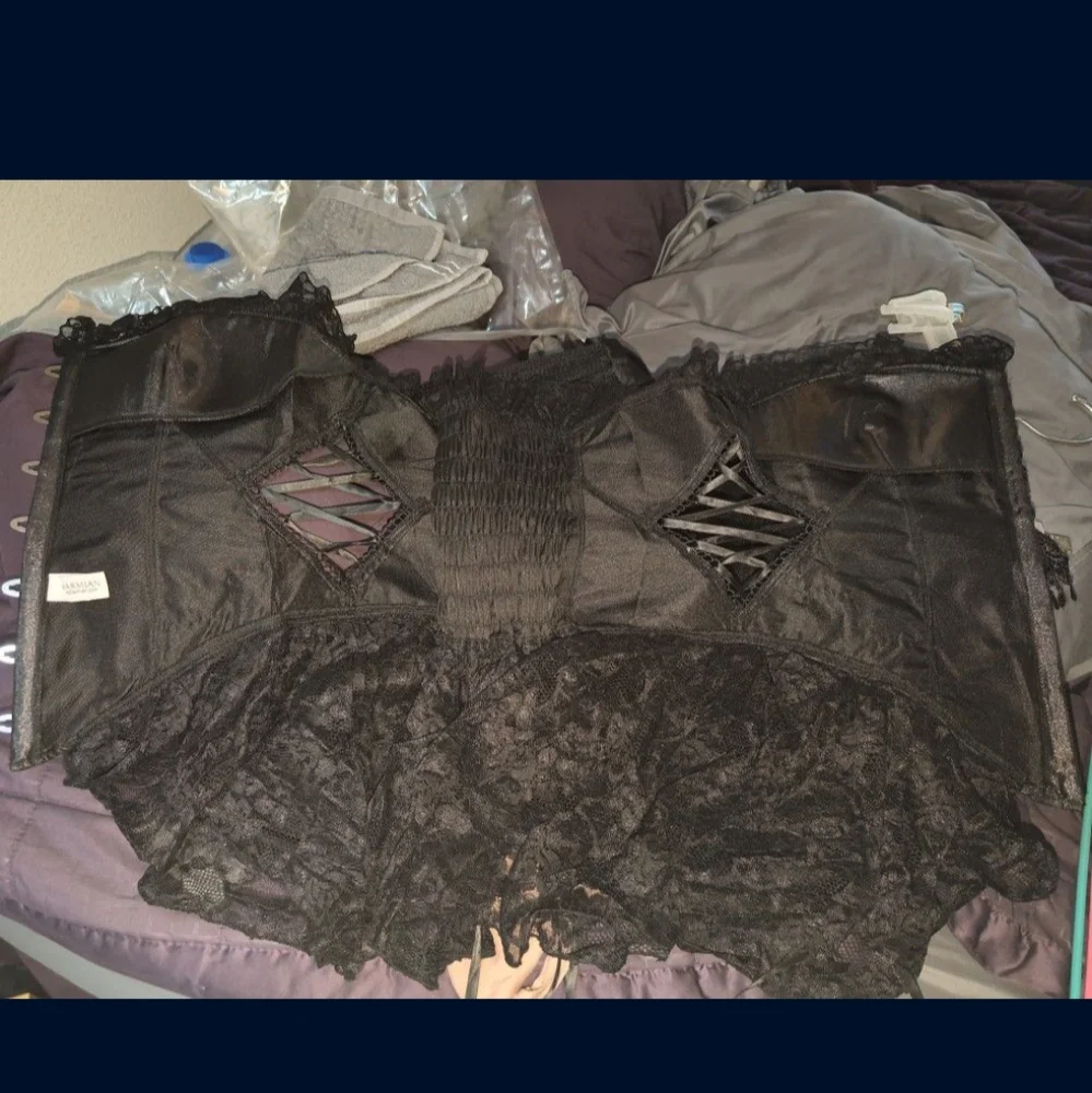 Corset - Picture 3 of 4